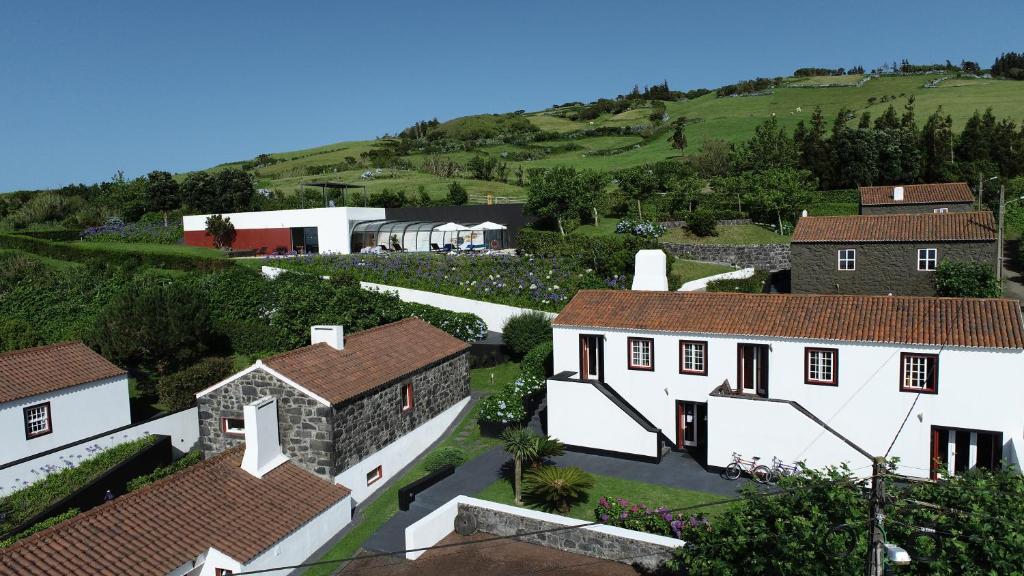 Vista aérea das Casas d'Arramada em Ribeira Funda, Faial